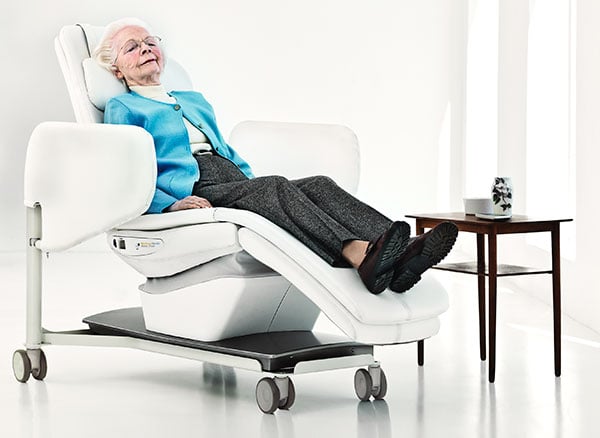 arjo-product-wellness-nordic-track-chair-woman-sitting
